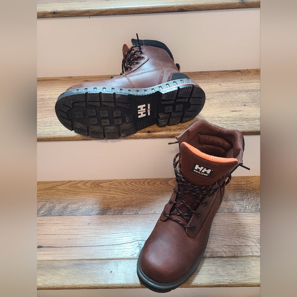 Helly Hansen 8 inch safety boots - Picture 2 of 3